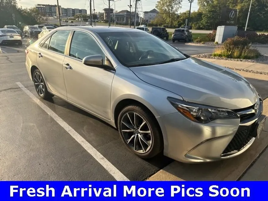2016 Toyota Camry XSE photo 1