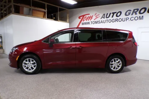 2017 Chrysler Pacifica Touring photo 2