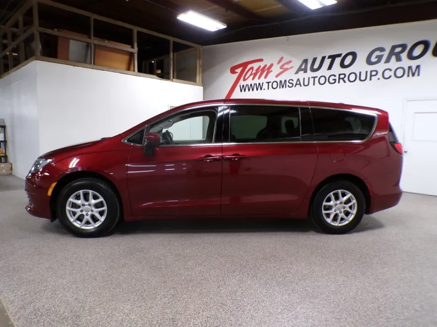 2017 Chrysler Pacifica Touring photo 2