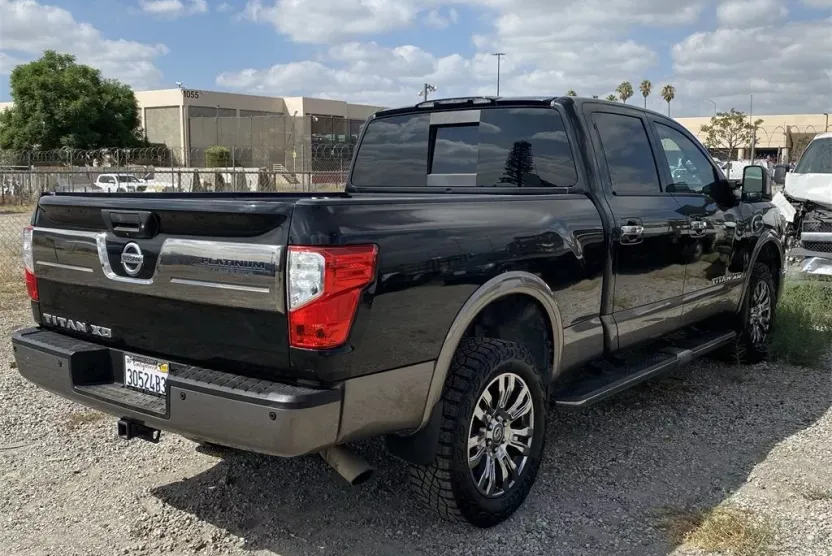 2016 Nissan Titan Platinum Reserve photo 1