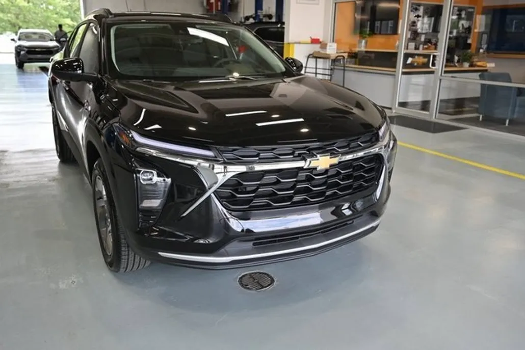 2025 Chevrolet Trax LT photo 1