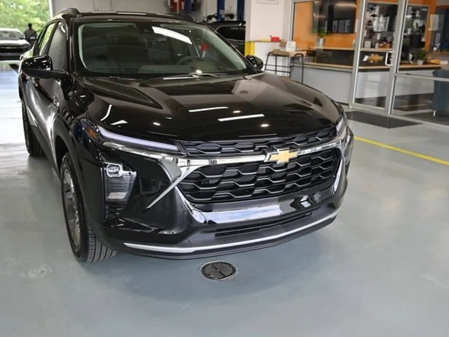 2025 Chevrolet Trax LT photo 1