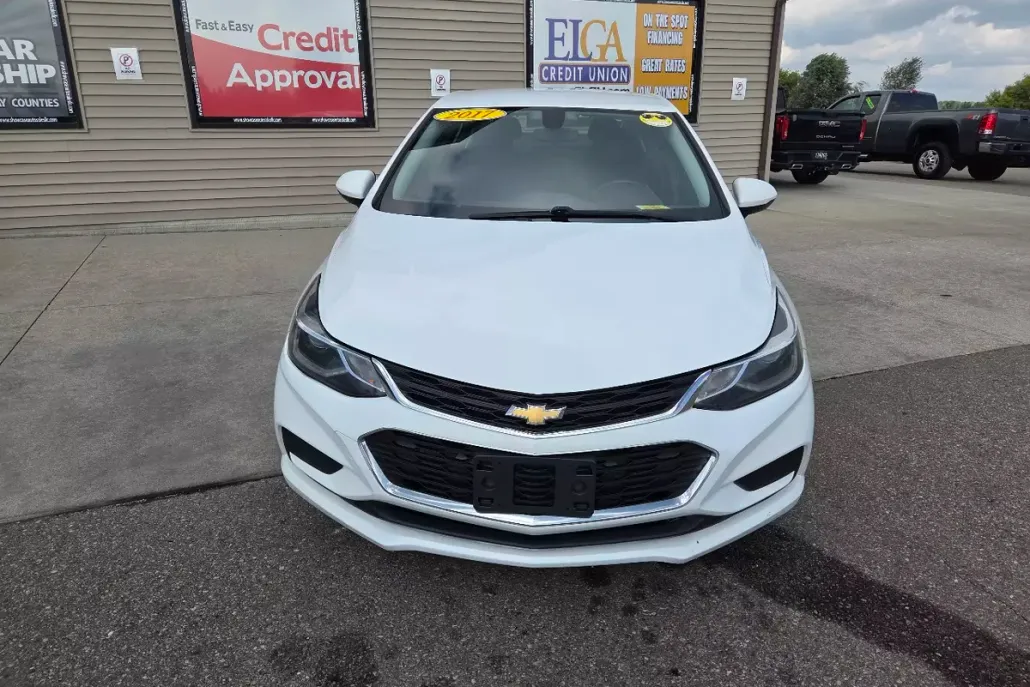 2017 Chevrolet Cruze LT photo 1