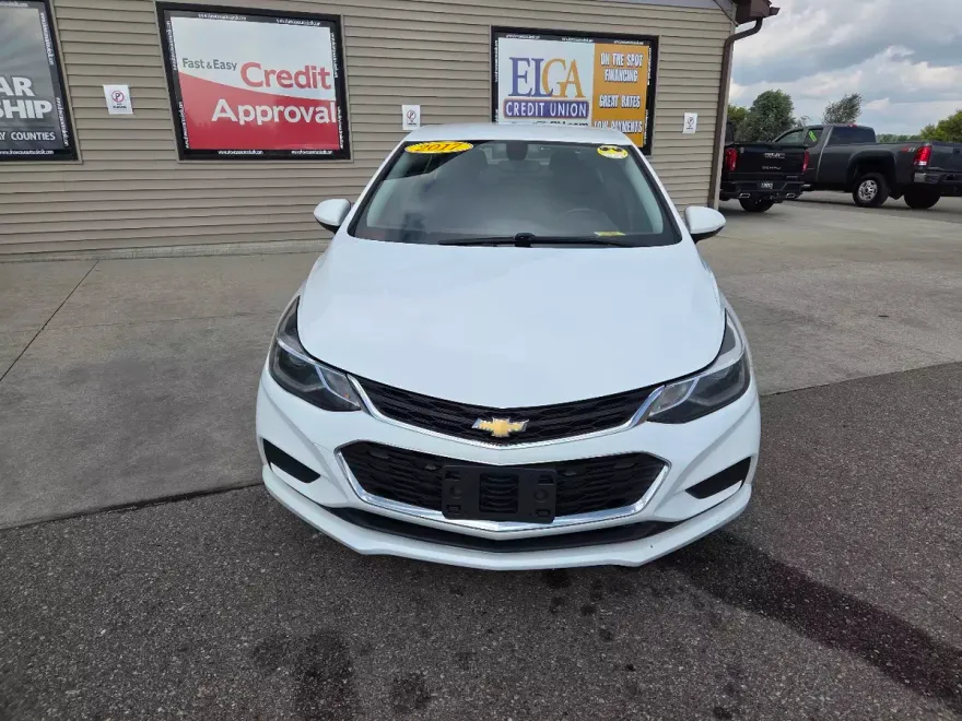 2017 Chevrolet Cruze LT photo 1