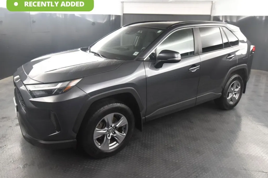 2022 Toyota RAV4 XLE photo 1