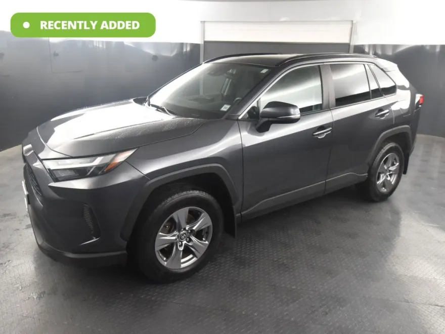 2022 Toyota RAV4 XLE photo 1