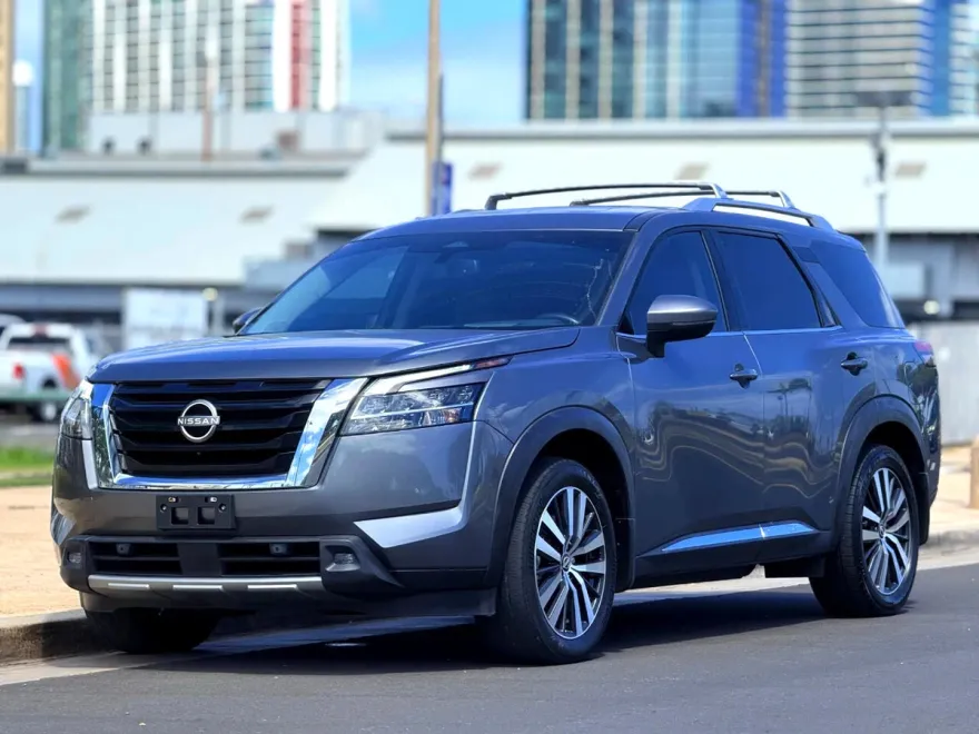 2022 Nissan Pathfinder Platinum photo 1