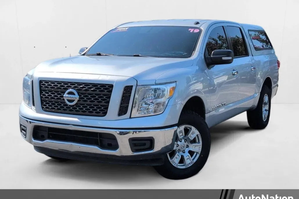 2019 Nissan Titan SV Crew Cab photo 1