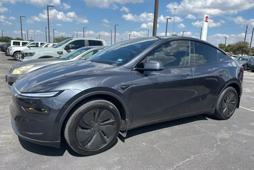 2026 Tesla Model Y Long Range photo 1