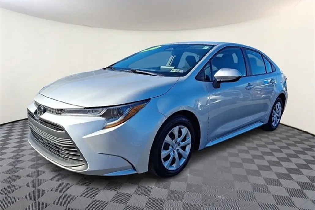 2024 Toyota Corolla LE photo 1