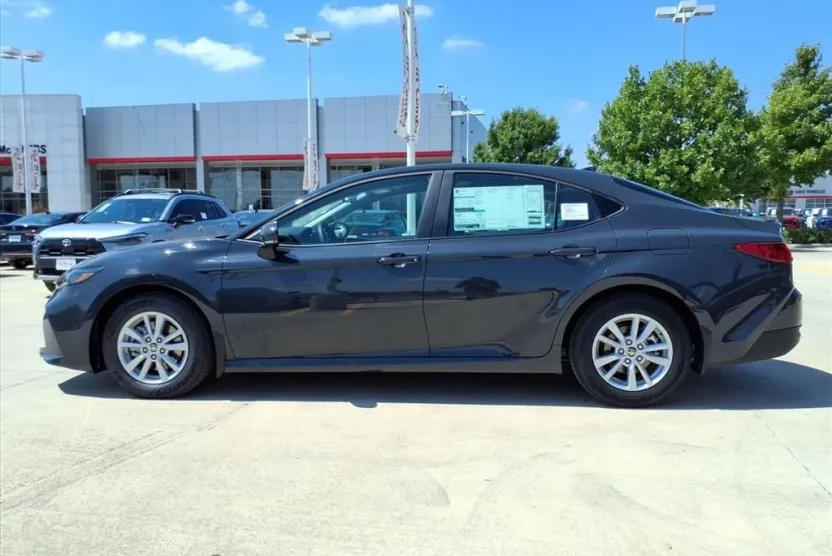 2025 Toyota Camry LE photo 1