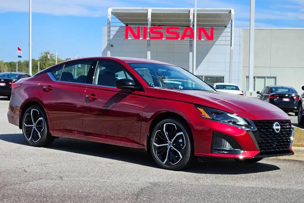 2025 Nissan Altima SR photo 1