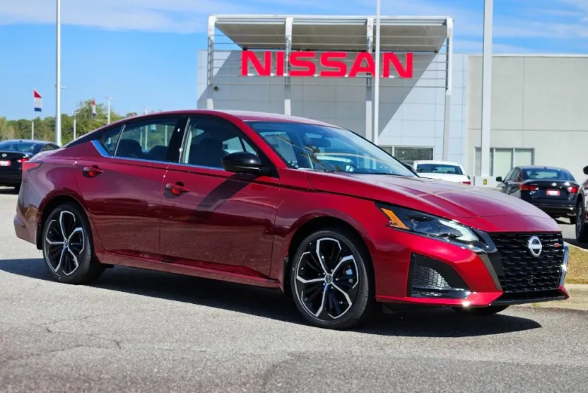2025 Nissan Altima SR photo 1