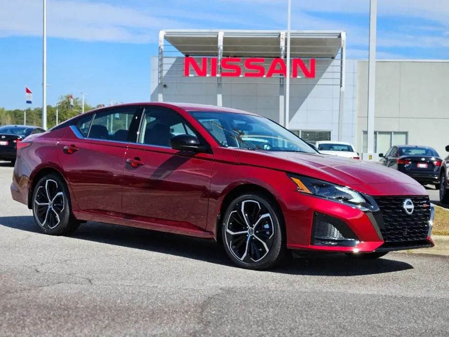 2025 Nissan Altima SR photo 1