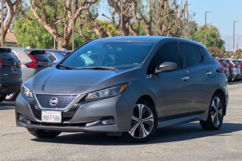 2022 Nissan Leaf SV photo 1
