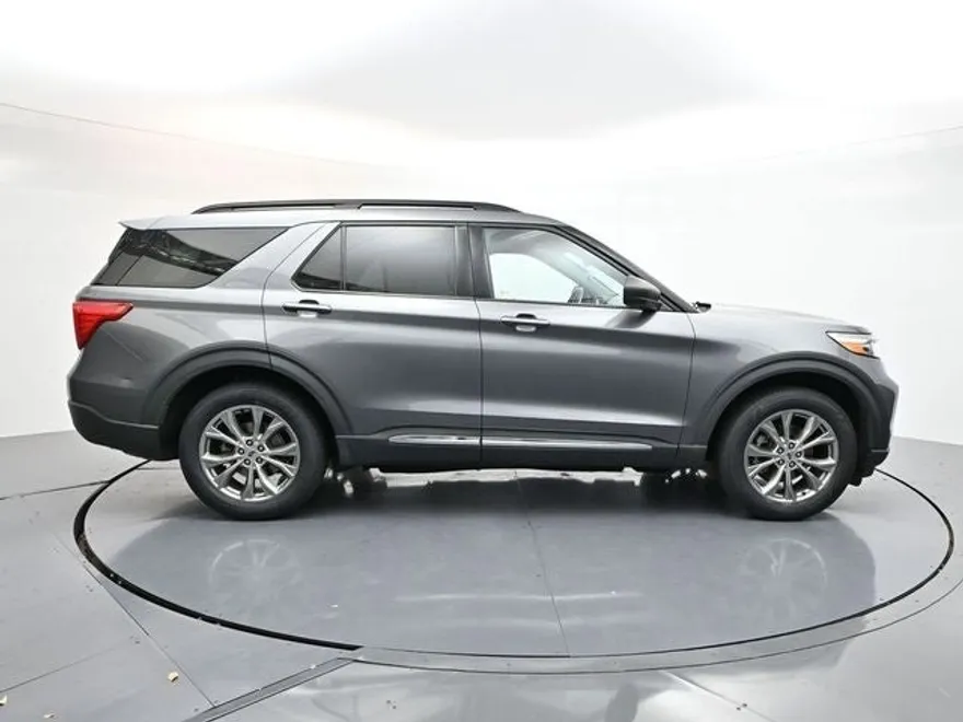 2022 Ford Explorer XLT photo 1