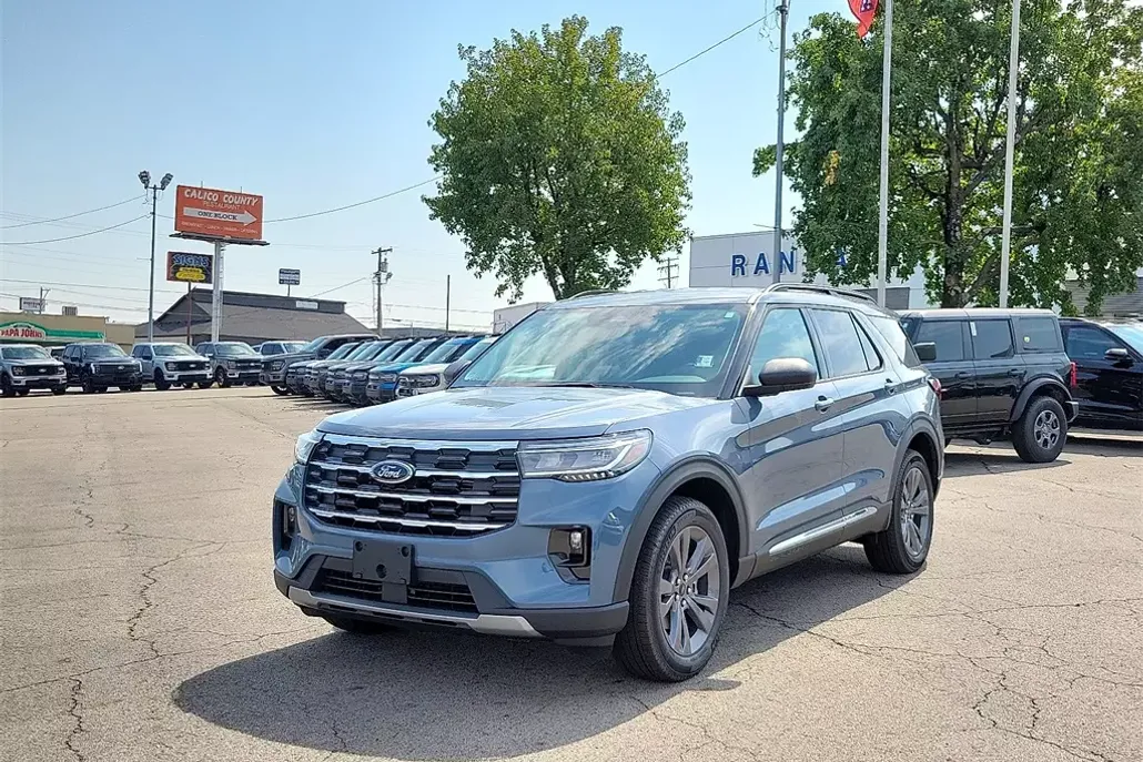 2025 Ford Explorer photo 1