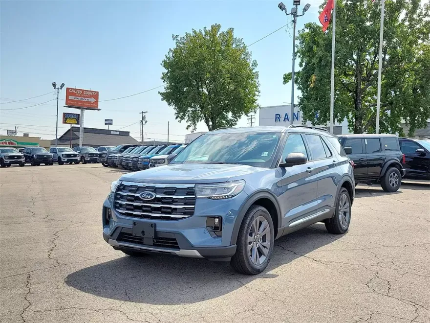 2025 Ford Explorer photo 1