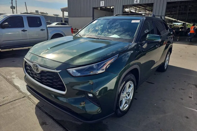 2023 Toyota Highlander LE photo 1