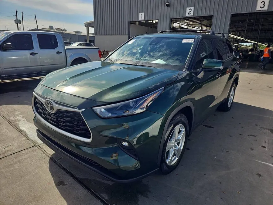 2023 Toyota Highlander LE photo 1