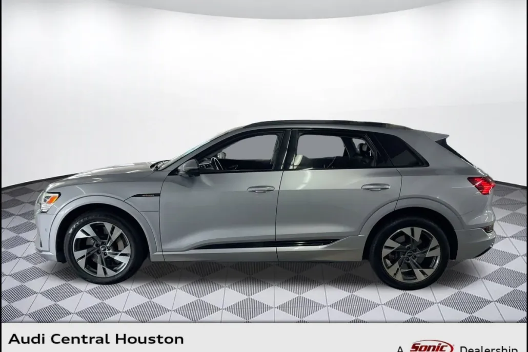 2022 Audi e-tron Premium photo 1