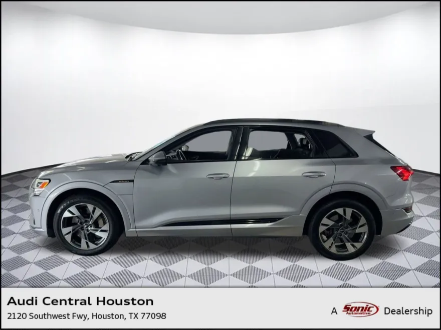 2022 Audi e-tron Premium photo 1