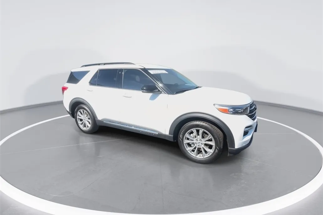 2023 Ford Explorer XLT photo 1