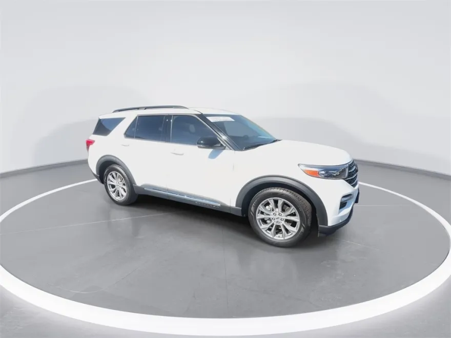 2023 Ford Explorer XLT photo 1