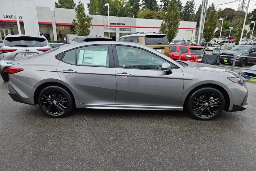 2025 Toyota Camry SE photo 1
