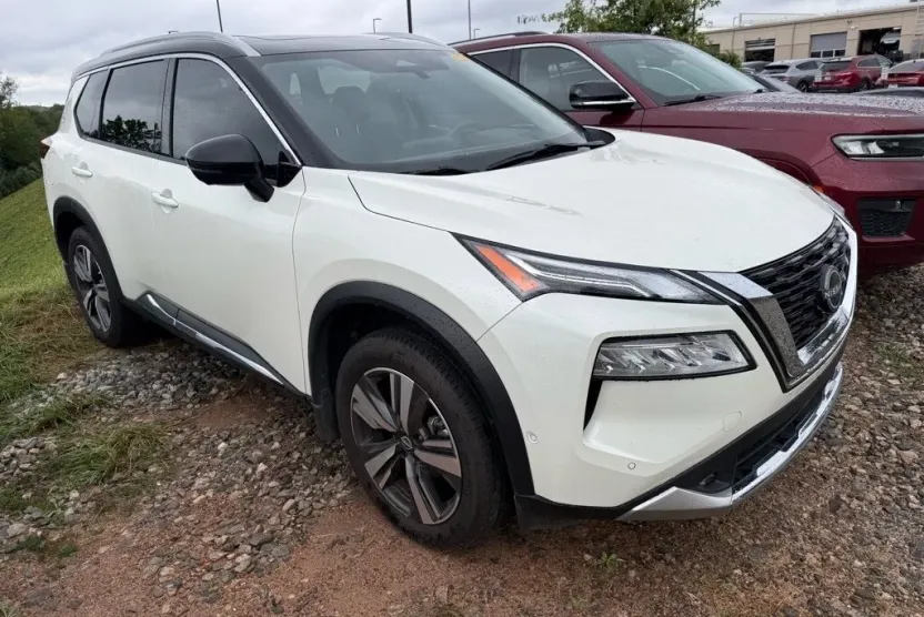 2022 Nissan Rogue Platinum photo 1