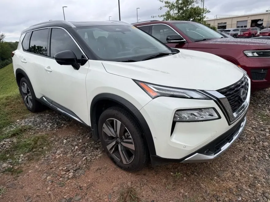 2022 Nissan Rogue Platinum photo 1