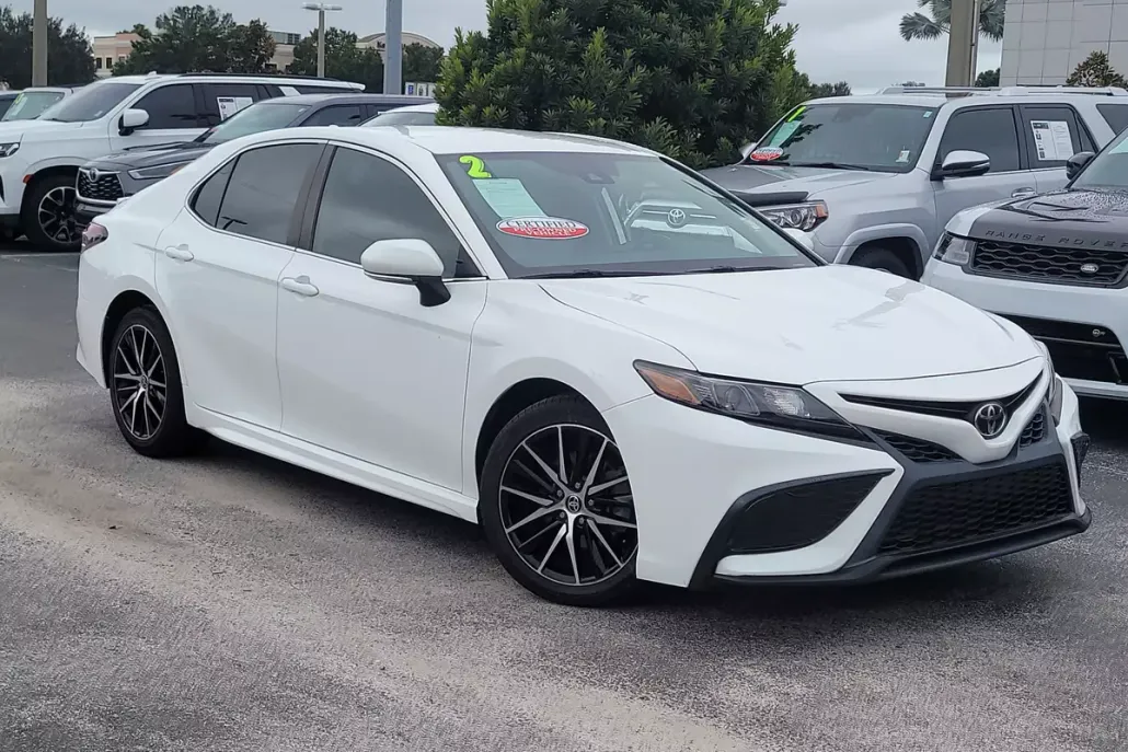 2022 Toyota Camry SE photo 1