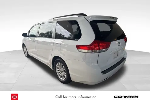 2014 Toyota Sienna XLE photo 3