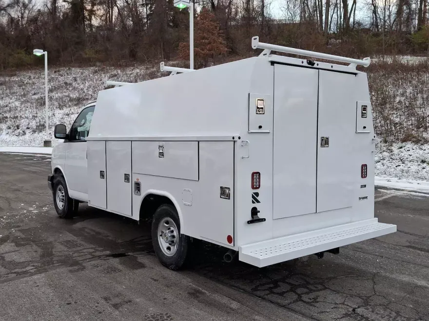2024 Chevrolet Express Cutaway 3500 photo 1