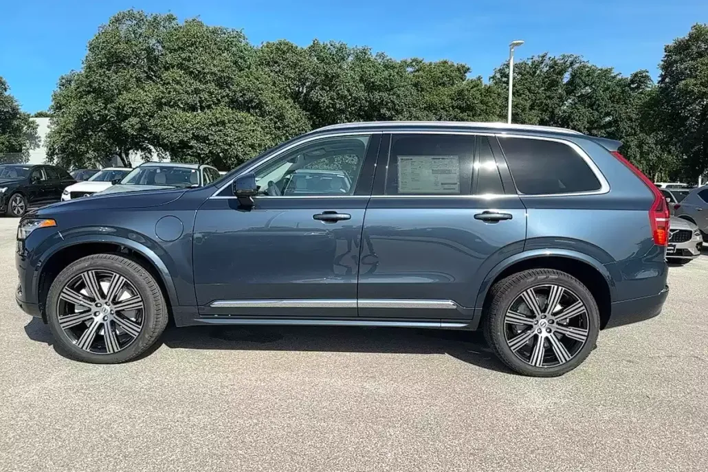 2025 Volvo XC90 Core T8 AWD photo 1