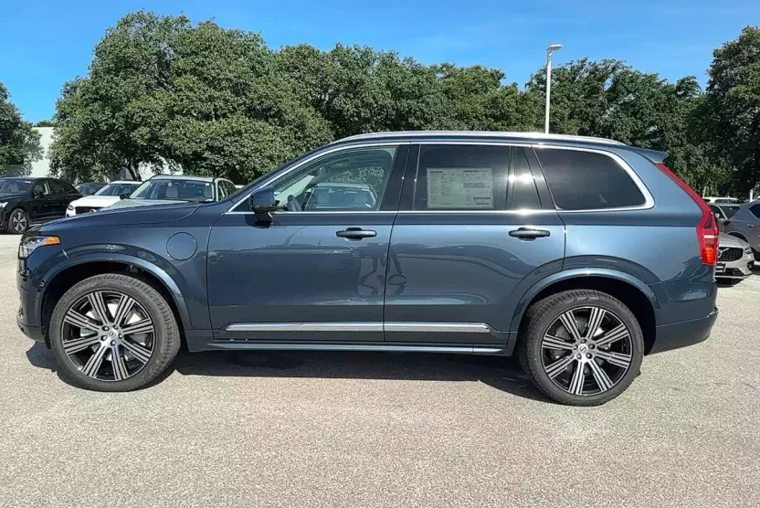 2025 Volvo XC90 Core T8 AWD photo 1