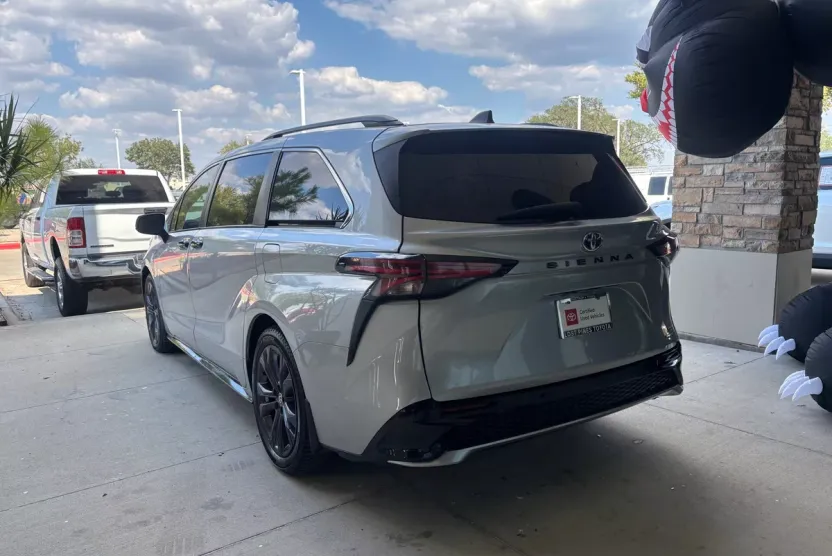 2022 Toyota Sienna XSE photo 1