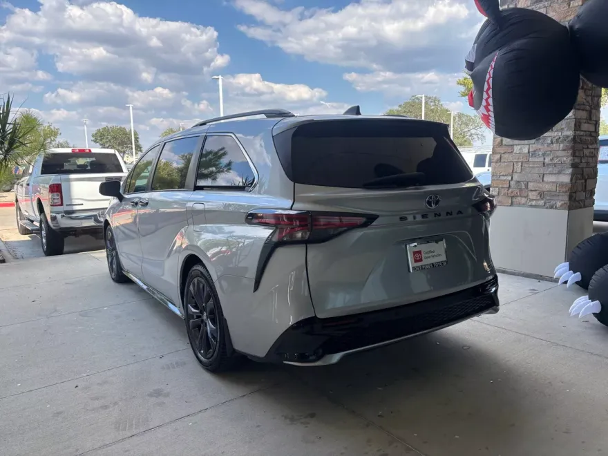 2022 Toyota Sienna XSE photo 1