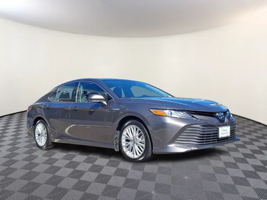 2020 Toyota Camry Hybrid XLE photo 1