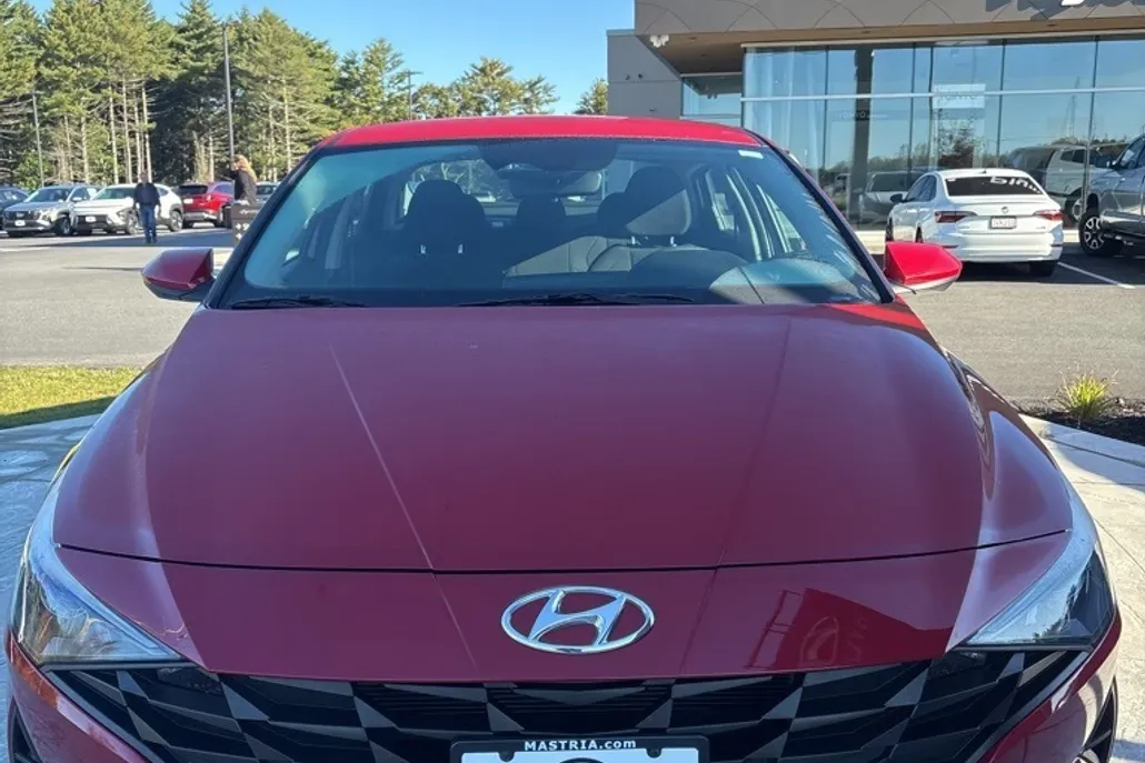 2022 Hyundai Elantra SEL photo 1
