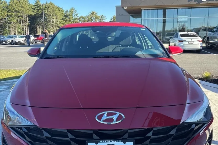2022 Hyundai Elantra SEL photo 1