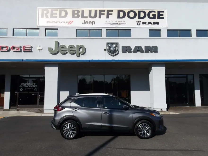 2022 Nissan Kicks SV photo 1