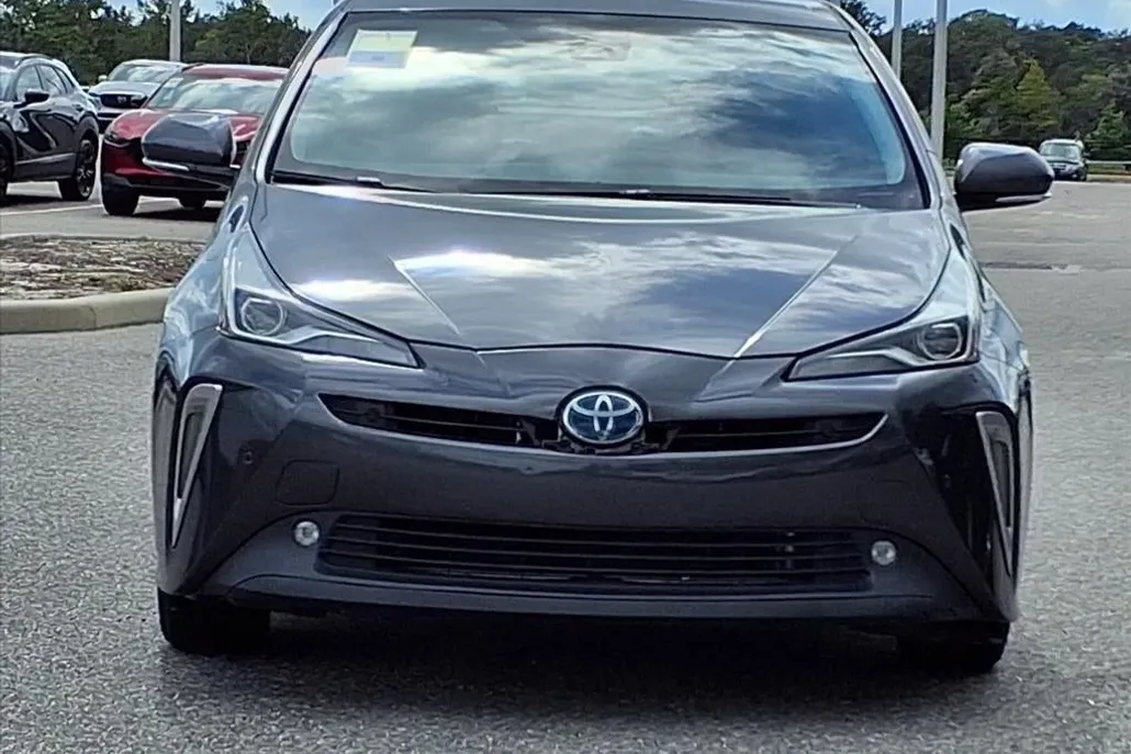 2020 Toyota Prius LE photo 1
