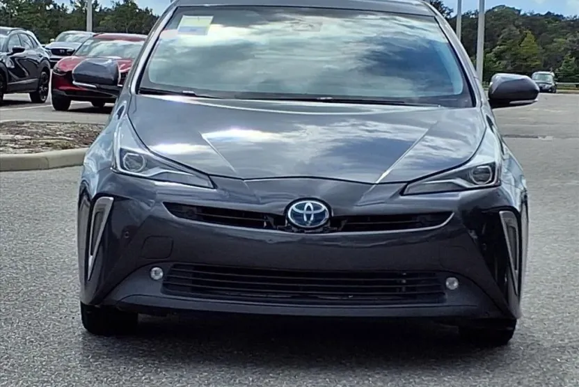 2020 Toyota Prius LE photo 1