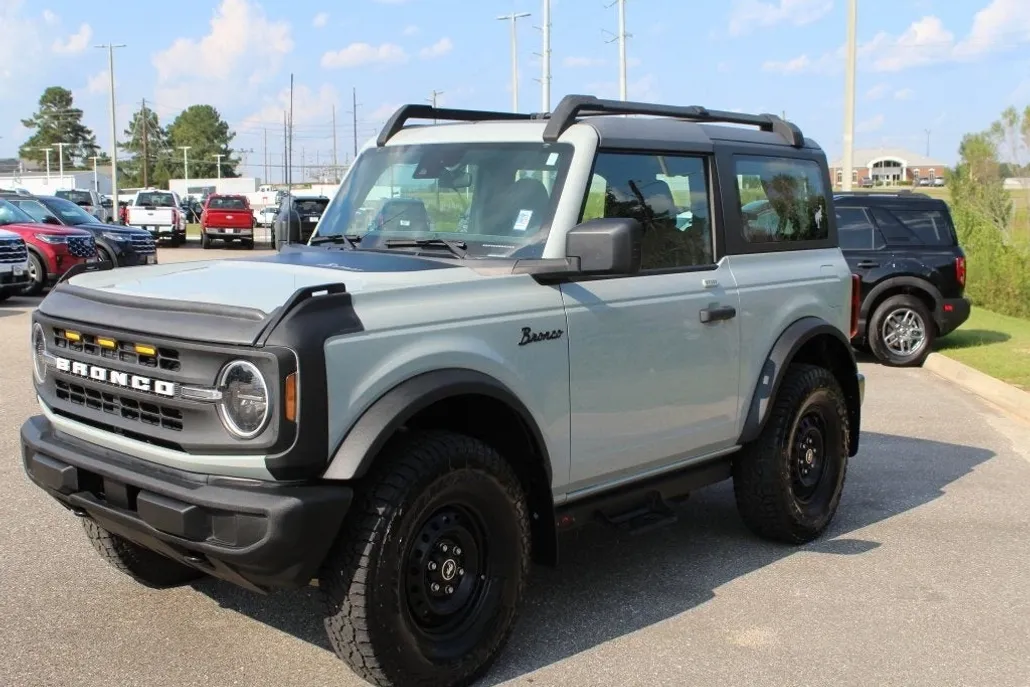 2022 Ford Bronco Base photo 1