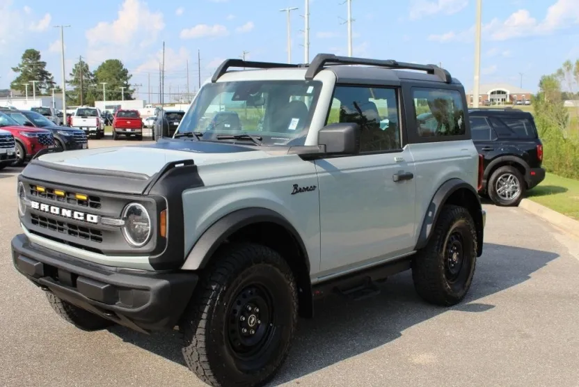 2022 Ford Bronco Base photo 1