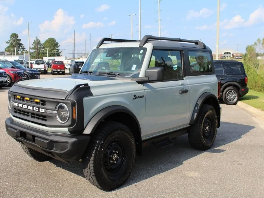 2022 Ford Bronco Base photo 1