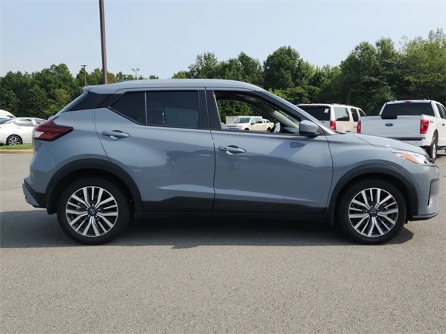 2024 Nissan Kicks SV photo 1