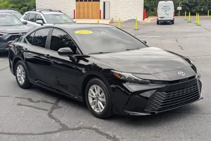 2025 Toyota Camry LE photo 1
