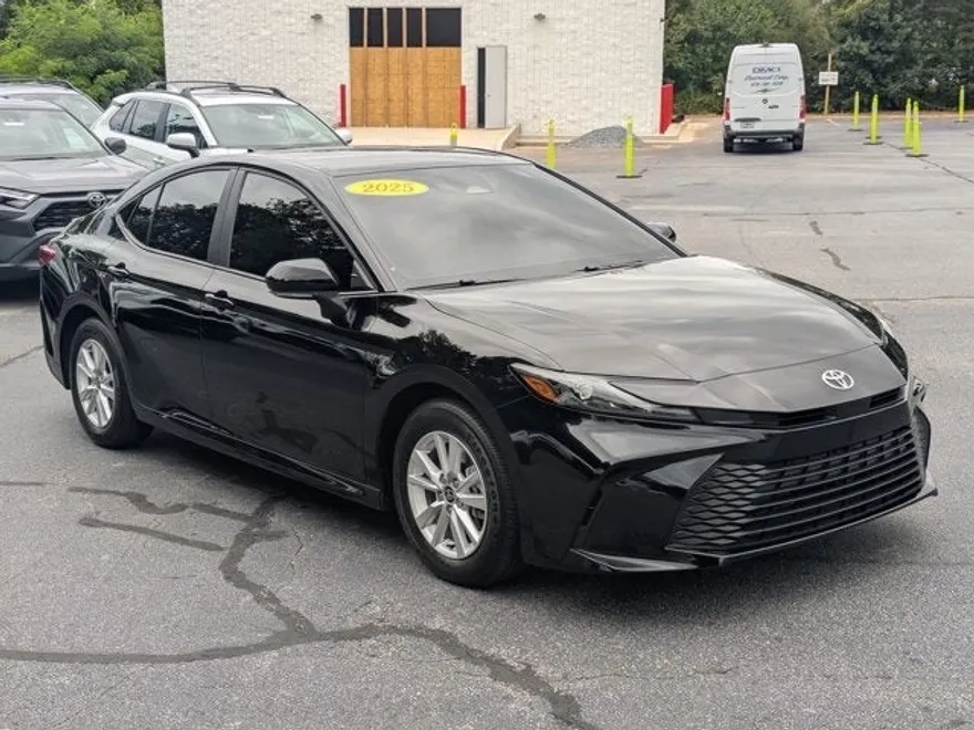 2025 Toyota Camry LE photo 1